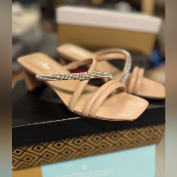 Charles David Fusion Elegant Beige and Silver Women's Sandals Heels SZ 9 NIB - Picture 2 of 8